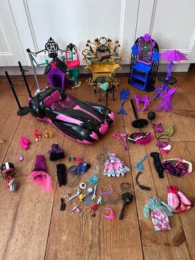 Monster High, Large lot of furniture, clothing and accessories, car, vanity...